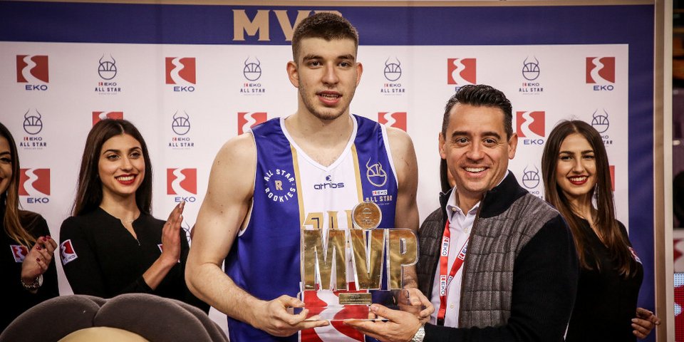 Ο Νίκος Ρογκαβόπουλος με το βραβείο του MVP/ Φωτογραφία: Eurokiniss;i