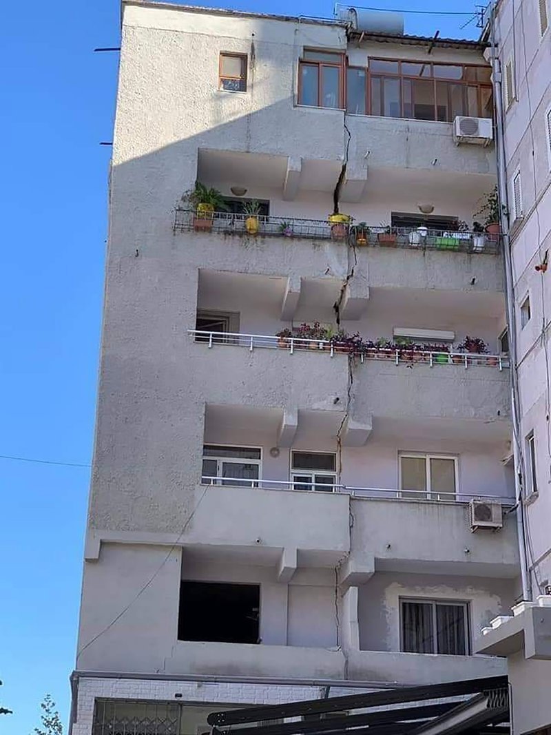 Ρωγμή σε πολυκατοικία από τον σεισμό στην Αλβανία