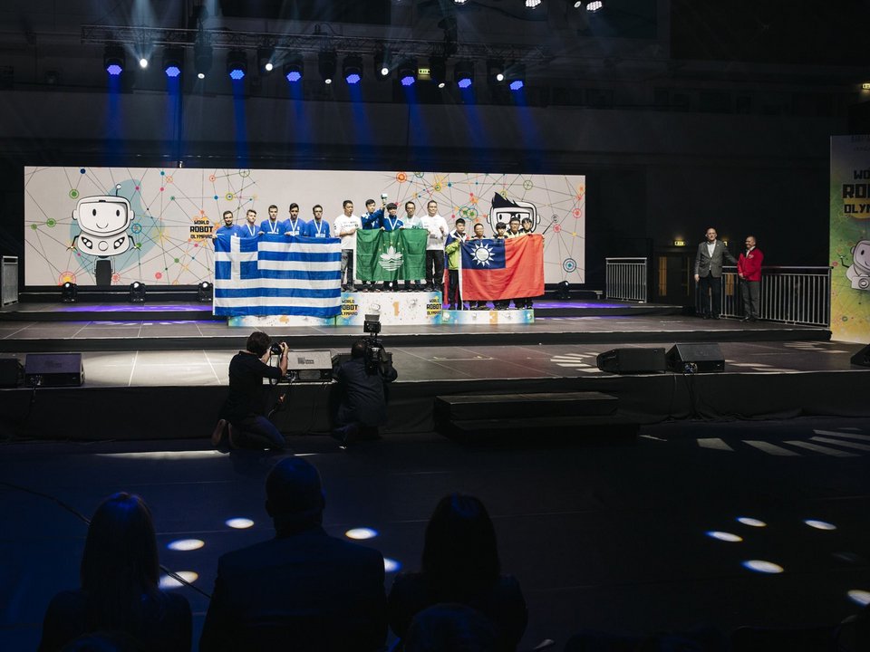 Στη δεύτερη θέση του βάθρου στον παγκόσμιο τελικό της Ολυμπιάδας Εκπαιδευτικής Ρομποτικής WRO 2019, η ομάδα bitbot από την Καλαμάτα και τους Νίκο Γιαννόπουλο, Κωνσταντίνο Καργάκο και Γιώργο Μπάκα στην κατηγορία ποδοσφαίρου με ρομπότ.