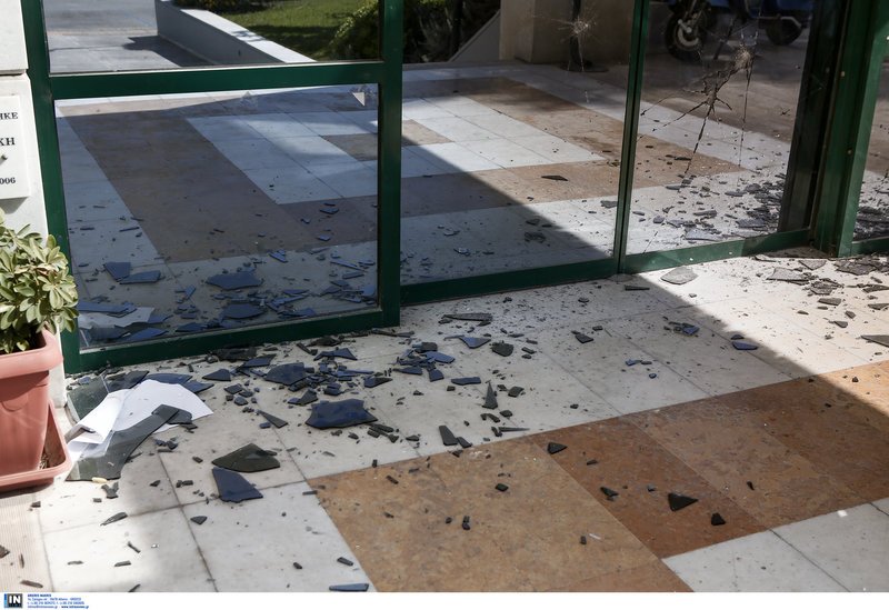Σπασμένα τζάμια από το «ντου» του Ρουβίκωνα στο δημαρχείο Ηλιούπολης 