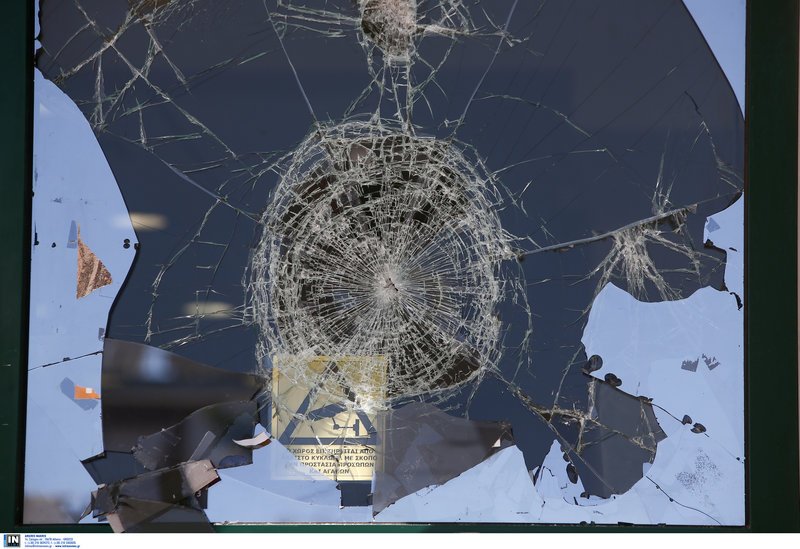 Σπασμένα τζάμια από το «ντου» Ρουβίκωνα στο δημαρχείο Ηλιούπολης 