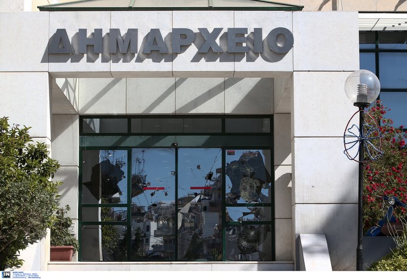 Η εικόνα στην είσοδο του δημαρχείου Ηλιούπολης