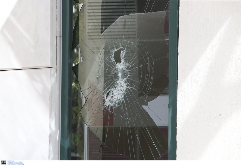 Με βαριοπούλες ο Ρουβίκωνας επιτέθηκε για δεύτερη φορά στο δημαρχείο Ηλιούπολης 