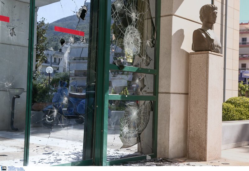 Εικόνες από τις φθορές που προκάλεσε ο Ρουβίκωνας στο δημαρχείο Ηλιούπολης 