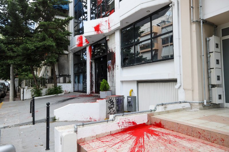 Μέλη της αναρχικής συλλογικότητας έκαναν επίθεση στα γραφεία της ΕΔΕΥ με μπογιές / Φωτογραφία: EUROKINISSI