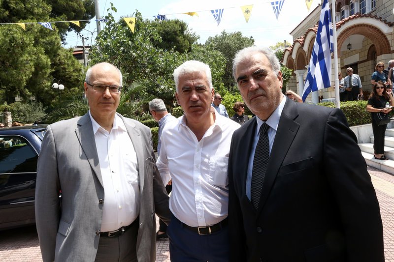 Ο πρώην υπουργός Δημήτρης Ρέππας στην κηδεία του Ροβέρτου Σπυρόπουλου