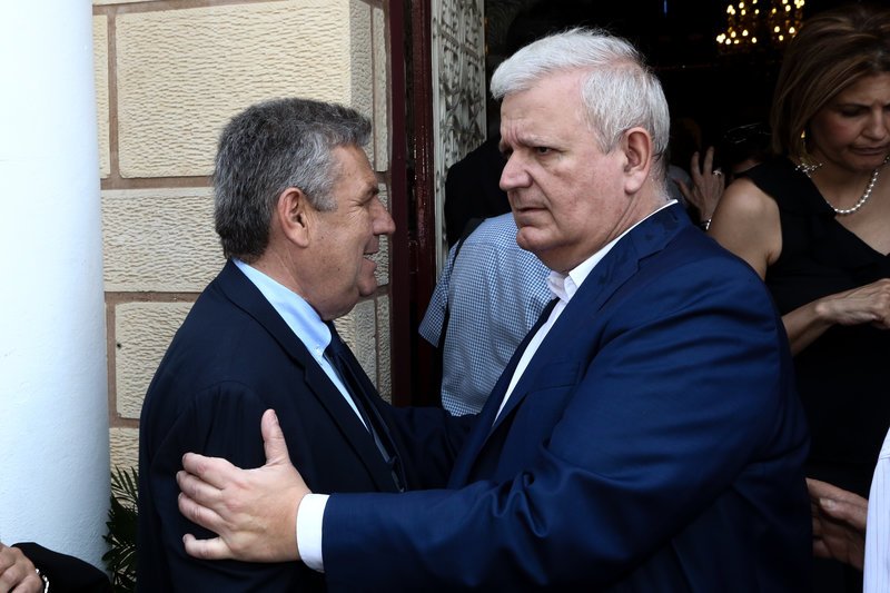 Ο πρώην υπουργός Χρήστος Πρωτόπαπας στην κηδεία του Ροβέρτου Σπυρόπουλου