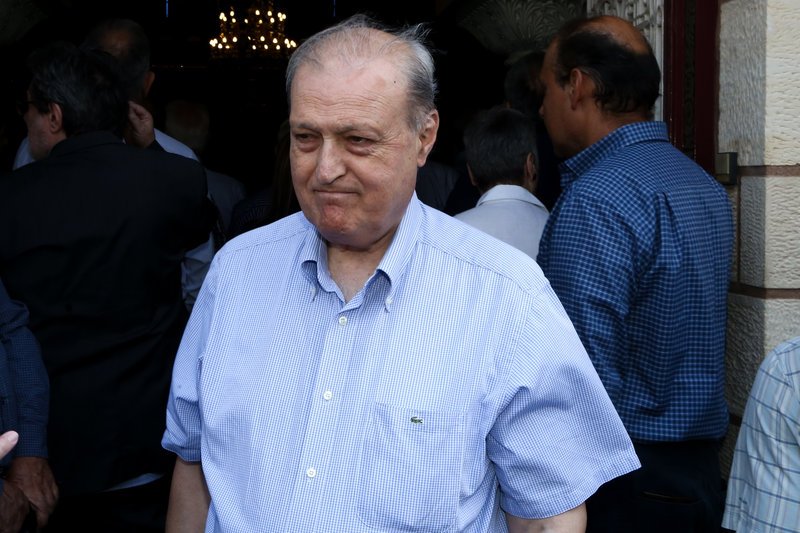 Ο πρώην υπουργός Γρηγόρης Νιώτης στην κηδεία του Ροβέρτου Σπυρόπουλου