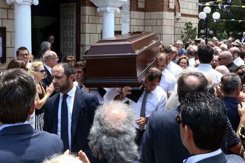 Το φέρετρο με τη σορό του Ροβέρτου Σπυρόπουλου