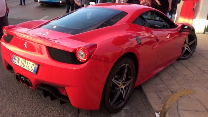 Ο κόσμος μπορεί να θαυμάσει τις πανάκριβες Ferrari