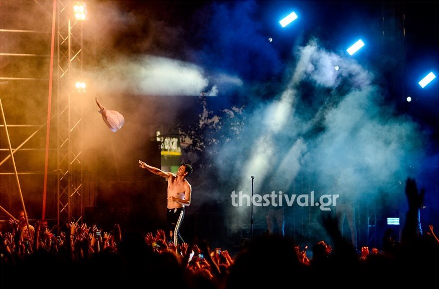 Η στιγμή που ο Σάκης Ρουβάς πετά την μπλούζα του στο κοινό
