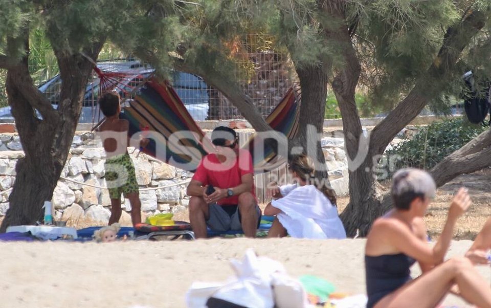 Ο Σάκης Ρουβάς και η Κάτια Ζυγούλη σε χαλαρές στιγμές σε παραλία της Σχοινούσας