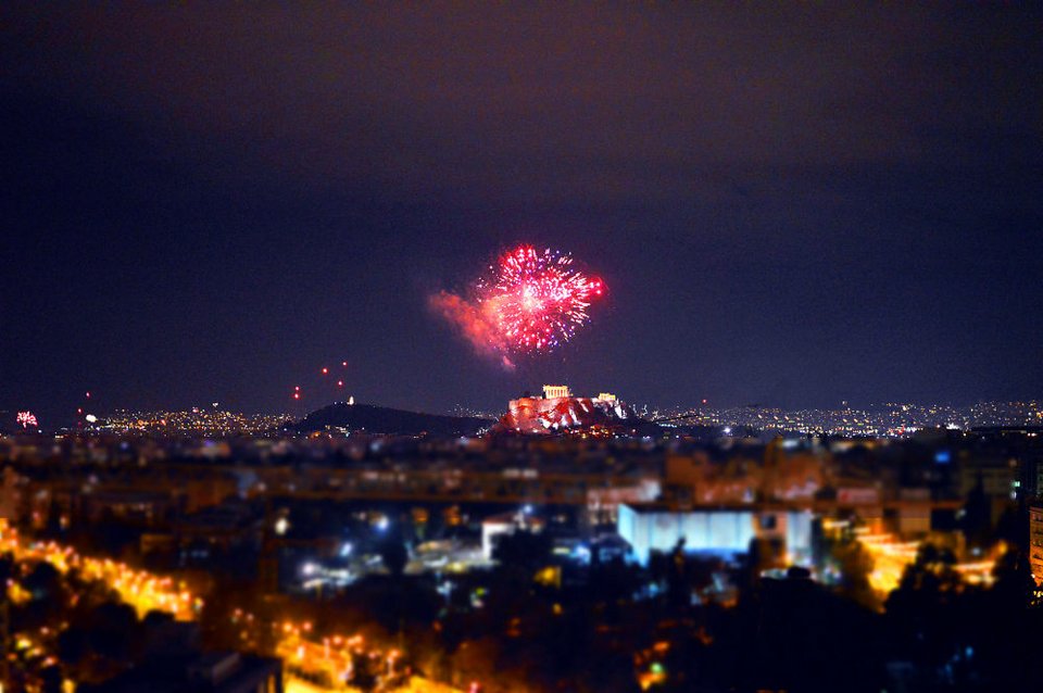 Πυροτεχνήματα πάνω από την Ακρόπολη. Η θέα από το Galaxy Bar & Restaurant του ξενοδοχείου Hilton
