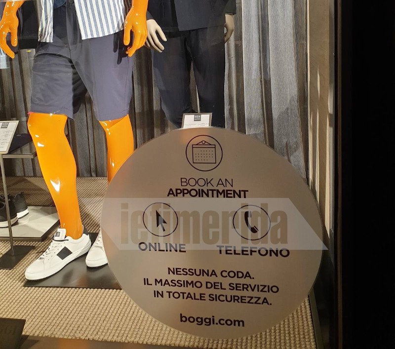 Βιτρίνα καταστήματος στη Ρώμη που ενημερώνει τους πελάτες για το click in shop