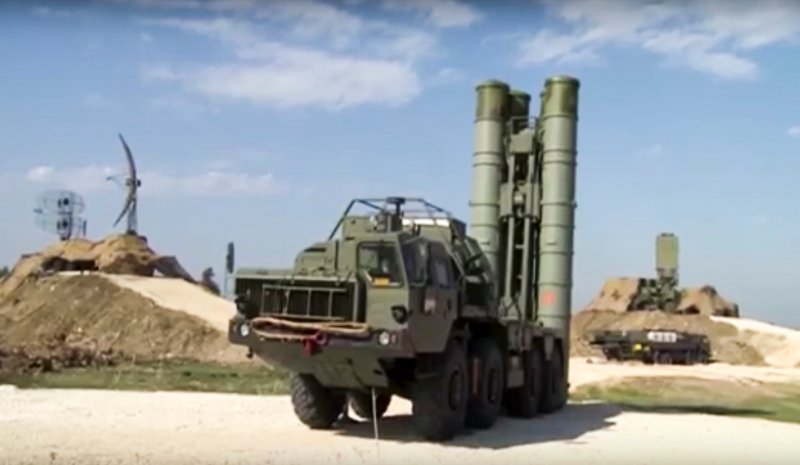 Συστοιχία ρωσικών πυραύλων S-400 ανεπτυγμένη στη Συρία / Φωτογραφία αρχείου: ΑΡ