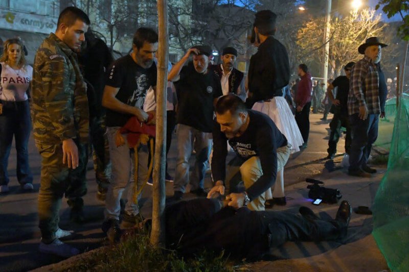 Ο άτυχος Κώστας Θεοδωρακάκης χτυπημένος στο έδαφος / Φωτογραφία: ΑΠΕ-ΜΠΕ