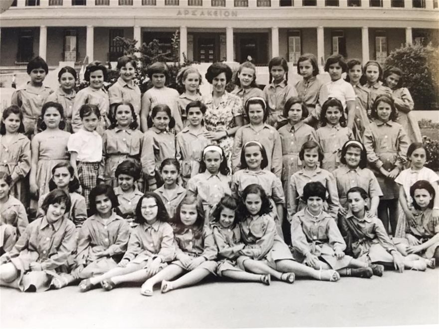 Θεσσαλονίκη, δεκαετία του '60: «Εμείς του '60 οι εκδρομείς..» σχολιάζει η κυρία Κατερίνα Σακελλαροπούλου κάτω από αυτή τη φωτογραφία με τις συμμαθήτριες και τη δασκάλα της στο δημοτικό