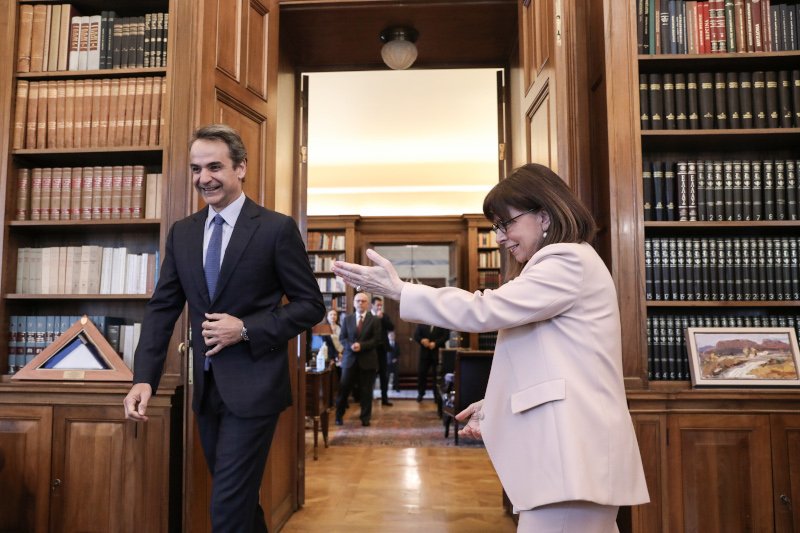 Η στιγμή που ο Κυριάκος Μητσοτάκης μπαίνει στο γραφείο της Προέδρου της Δημοκρατίας