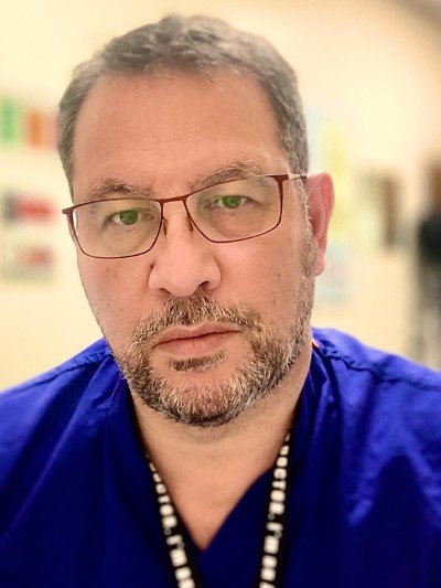Ο Γιώργος Σακελλίων, ένας από τους χιλιάδες καταρτισμένους Έλληνες που βρίσκονται στο εξωτερικό, εμβολιάστηκε από τους πρώτους στο Ηνωμένο Βασίλειο
