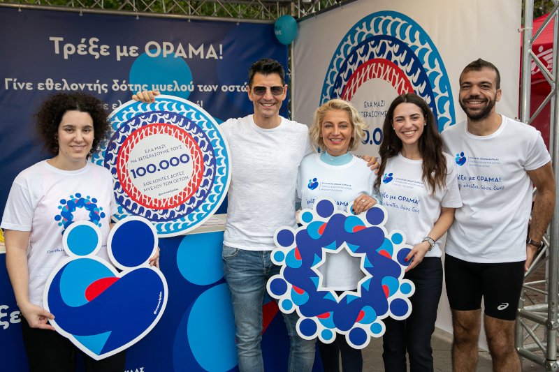 Ο Αγγελιοφόρος του Συλλόγου μας Σάκης Ρουβάς μαζί με εθελοντές του Συλλόγου