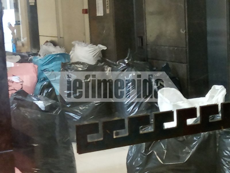 Αμέτρητες είναι οι σακούλες με τα κατεστραμμένα έγγραφα στο ΥΠΟΙΚ