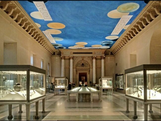 Η αίθουσα «Salle de bronzes» με την γαλάζια οροφή που φιλοτέχνησε ο Αμερικανός Σάι Τουόμπλι, το 2010