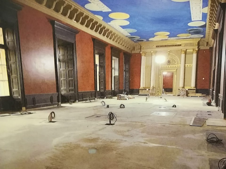 Η αίθουσα Salle des Bronzes μετά τις πρόσφατες παρεμβάσεις. Οι τοίχοι βάφτηκαν κόκκινοι και η αντίθεση με το γαλάζιο ταβάνι είναι κραυγαλέα