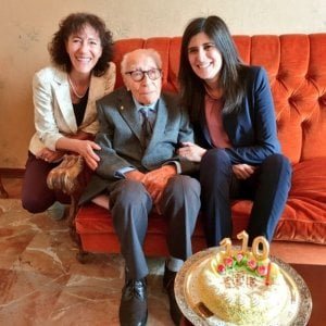 τρεις άνθρωποι σε πορτοκαλί καναπέ