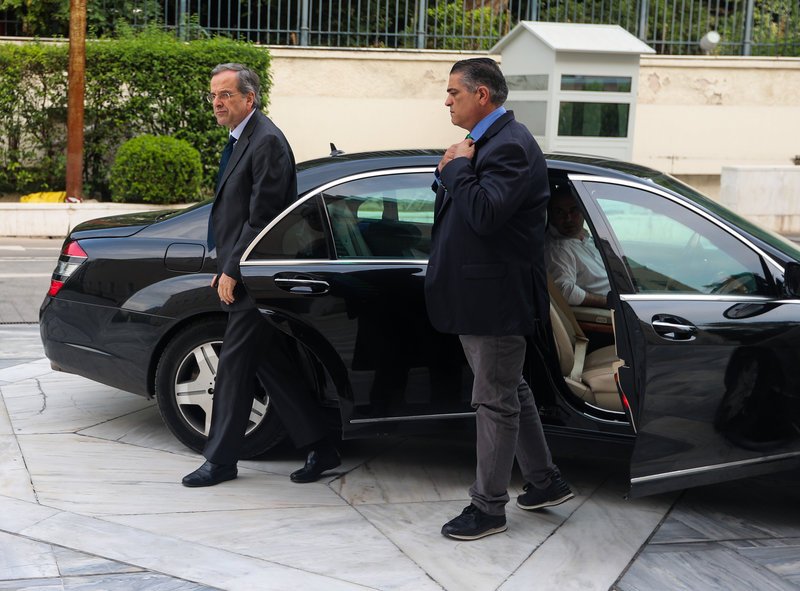 Ο Αντώνης Σαμαράς βγαίνει από αυτοκίνητο