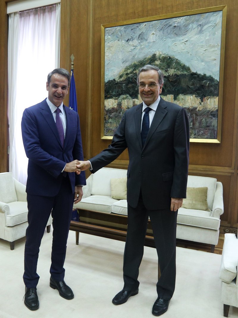Χειραψία του Αντώνη Σαμαρά με τον Κυριάκο Μητσοτάκη