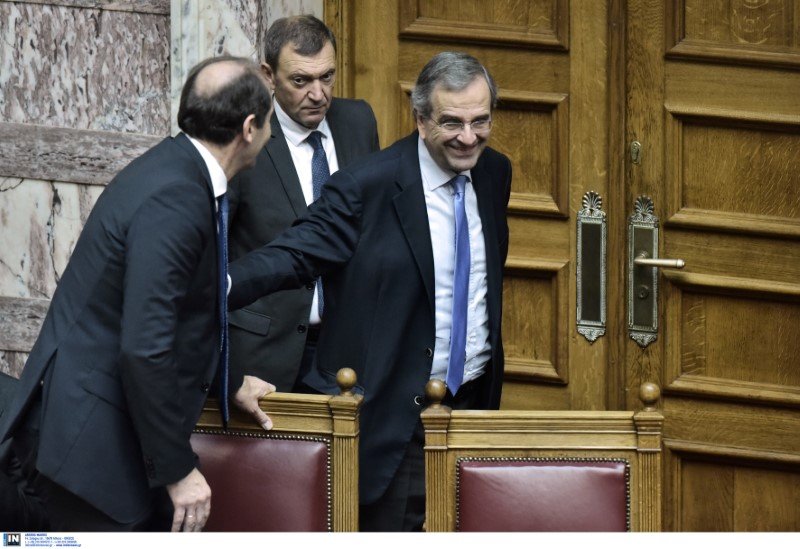Ο Αντώνης Σαμαράς μπαίνει στην αίθουσα της Ολομέλειας της Βουλής χαμογελαστός