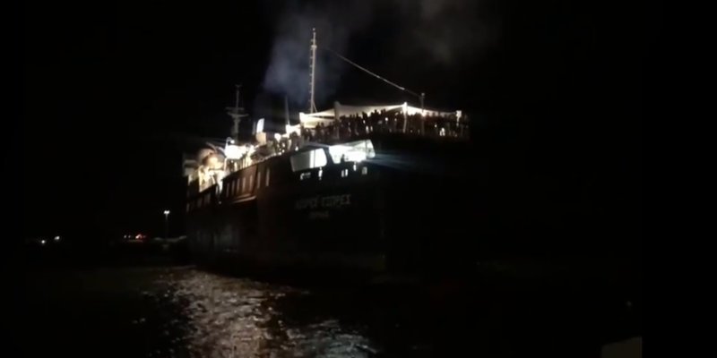 Το Azores Express προσπαθεί - ανεπιτυχώς - να δέσει στην Καμαριώτισσα -Φωτογραφία: evros-news.gr