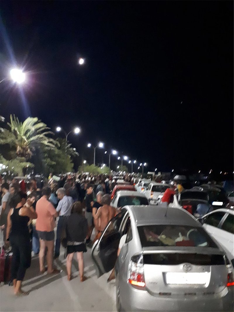 Εκατοντάδες ταξιδιώτες εγκλωβισμένοι στο λιμάνι της Σαμοθράκης