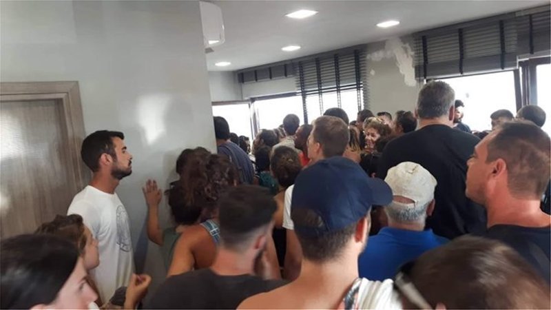 Επιβάτες του πλοίο AZORES EXPRESS που δεν κατάφερε να «δέσει» στη Σαμοθράκη