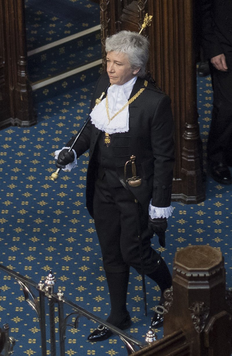 Η Σάρα Κλαρκ με την ενδυμασία της Black Rod