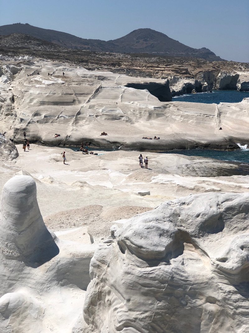 Η παραλία αυτή συνθέτει ένα μοναδικό σκηνικό.