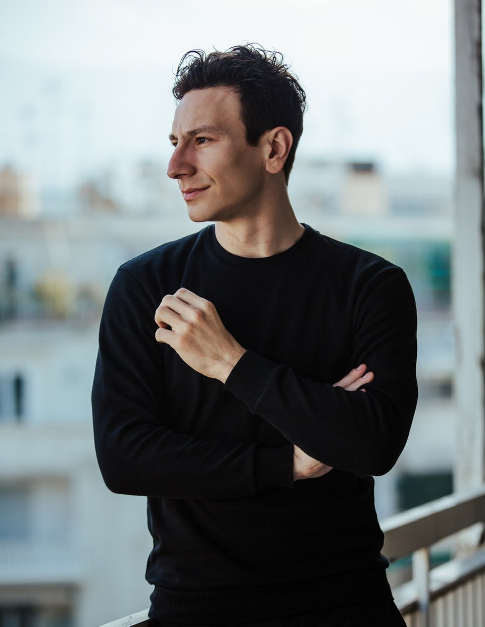  «Ο χρόνος είναι ξαφνικά ένα χαλί που τράβηξαν απότομα κάτω από τα πόδια μας. Από εκεί που δεν μου έφτανε ή μέρα βρίσκομαι στην άλλη όχθη» γράφει ο Μιχάλης Σαράντης / Φωτογραφία Πάνος Μάλλιαρης