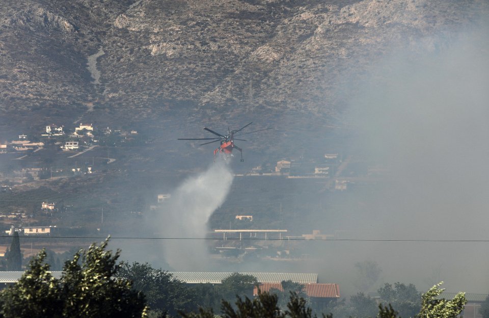 Ελικόπτερο ρίχνει φωτιά στην Ανάβυσσο