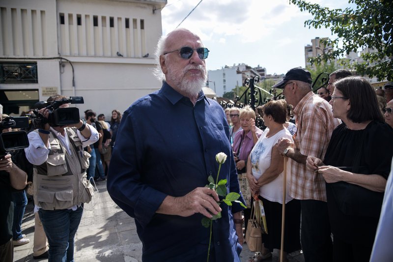 Ο Διονύσης Σαββόπουλος με ένα τριαντάφυλλο στο χέρι