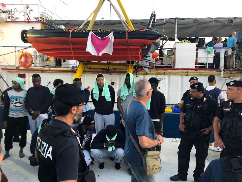 Στο λιμάνι της Λαμπεντούζα στην Ιταλία το Sea Watch. Συνελήφθη η Γερμανίδα καπετάνιος