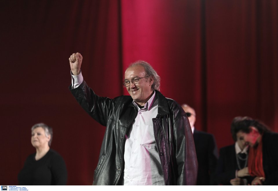 Ο Πάνος Λάμπρου υψώνει την γροθιά του