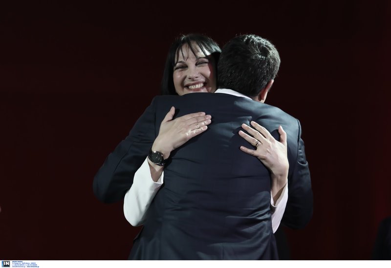 Η Κουντουρά αγκαλιάζει τον Τσίπρα