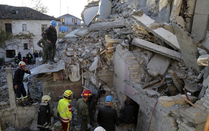 Σωστικά συνεργεία αναζητούν για εγκλωβισμένους μετά την σεισμική δόνηση