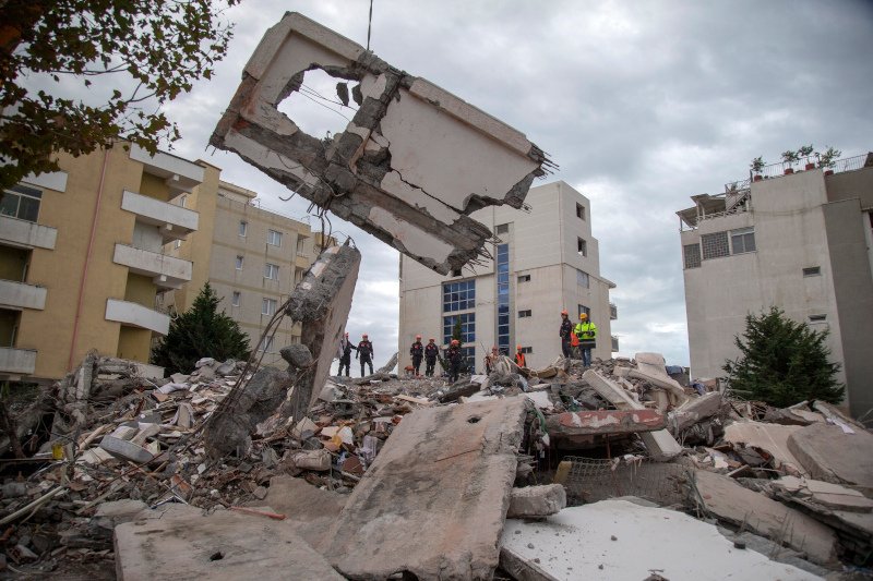 Συντρίμμια από σεισμό στην Αλβανία