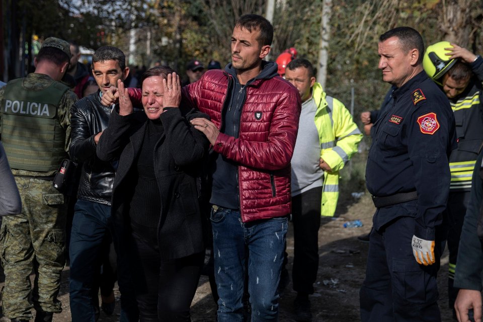 Συγγενείς θυμάτων κλαίνε από την απώλεια στο σεισμό της Αλβανίας