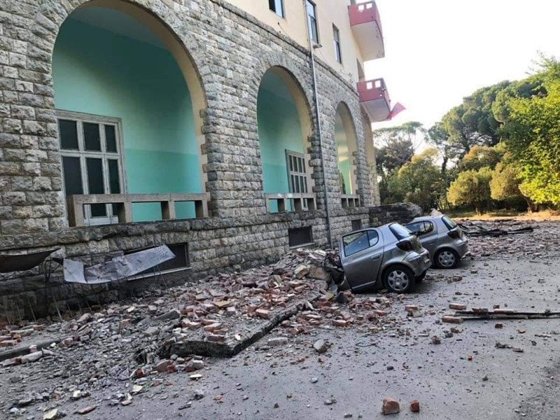 Το αυτοκίνητο κόπηκε στα δύο από τον ισχυρό σεισμό / Φωτογραφία: faktor.al