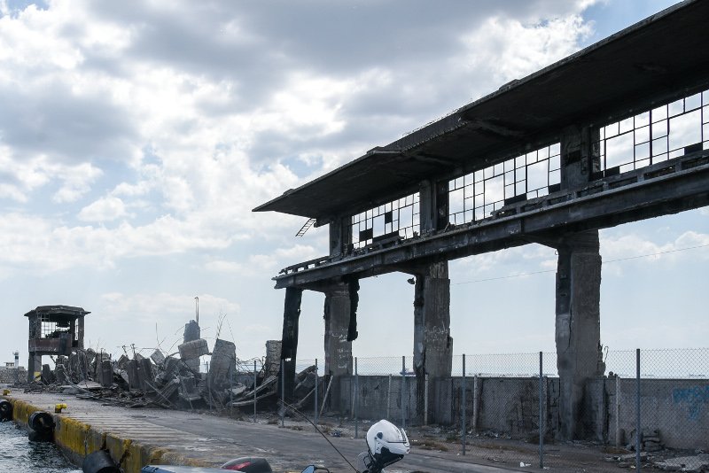 Κατέρρευσε τμήμα του ταινιοδρόμου από τον σεισμό στο λιμάνι του Πειραιά