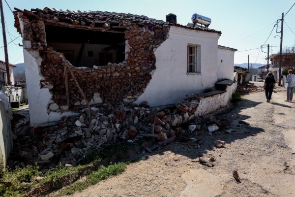 Στιγμιότυπο από ζημιές από τον σεισμό στην Ελασσόνα, μεγέθους 6 Ρίχτερ / Φωτογραφία: EUROKINISSI/ΛΕΩΝΙΔΑΣ ΤΖΕΚΑΣ