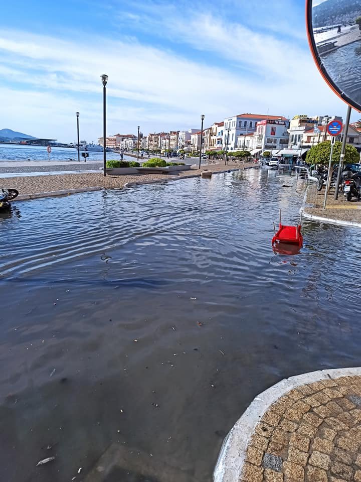 Η θάλασσα βγήκε στην πλατεία Πυθαγόρα της Σάμου/Φωτογραφία: Facebook/Ioannis Negris