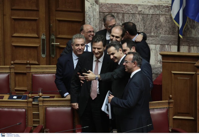 Ο Κυρ. Μητσοτάκης έβγαλε και σέλφι με υπουργούς μετά την έγκριση του προϋπολογισμού 2020